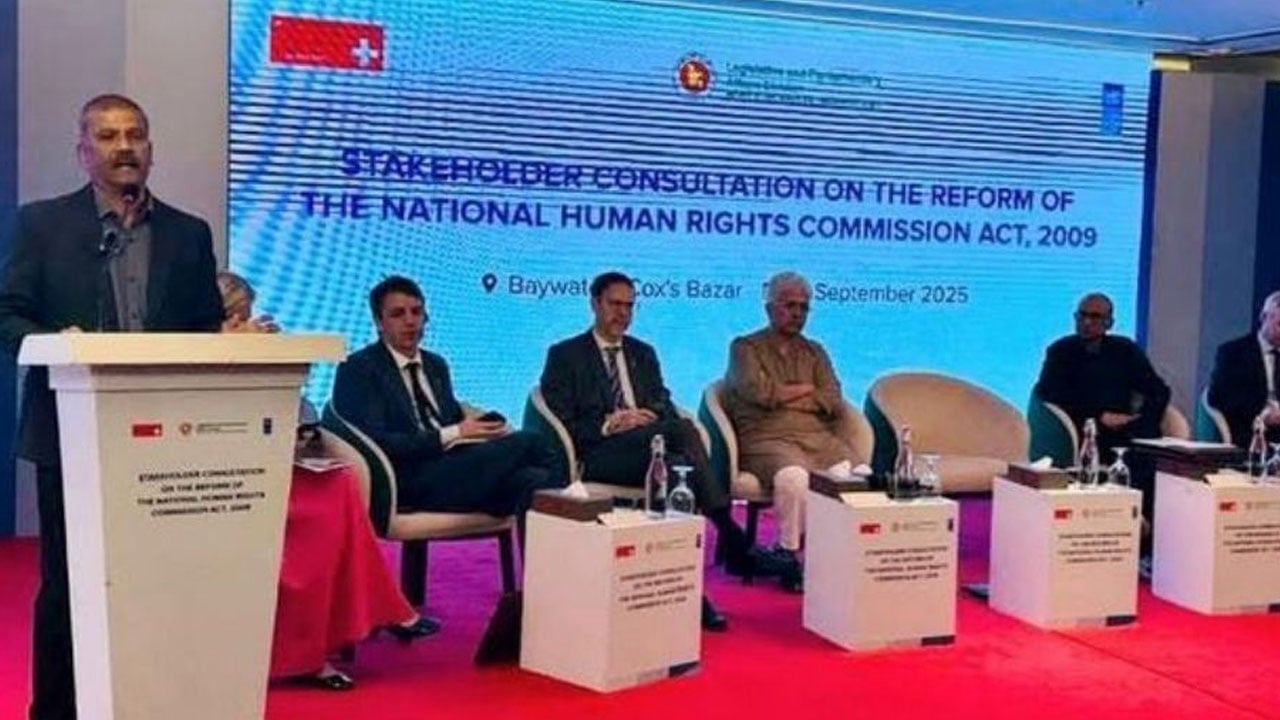 অন্তর্বর্তী সরকার একটি মাইলফলক স্থাপন করে যেতে চায়: আইন উপদেষ্টা