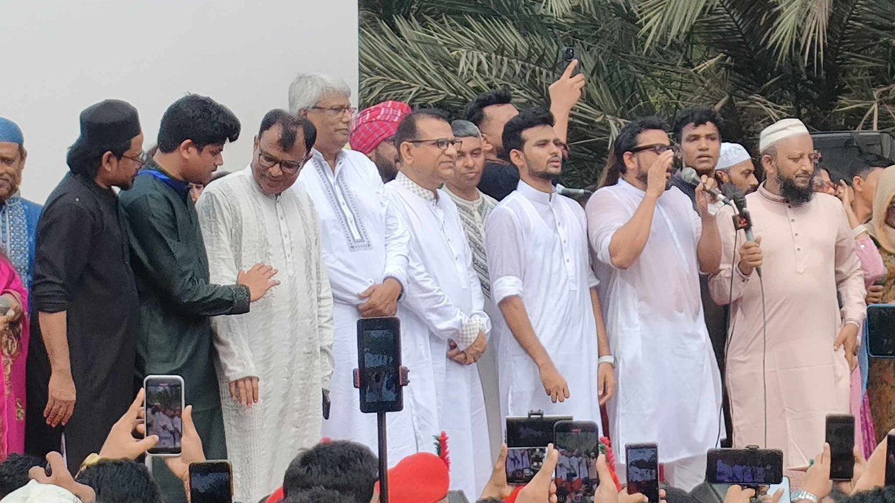 আগামী বছরও একইভাবে ঈদ উদযাপনের প্রত্যাশা উপদেষ্টা আসিফের