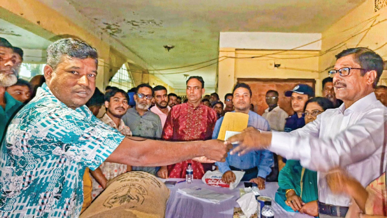 অষ্টগ্রামে প্রণোদনা বিতরণে অনিয়ম স্বজনপ্রীতি, প্রকৃত কৃষকরা বঞ্চিত