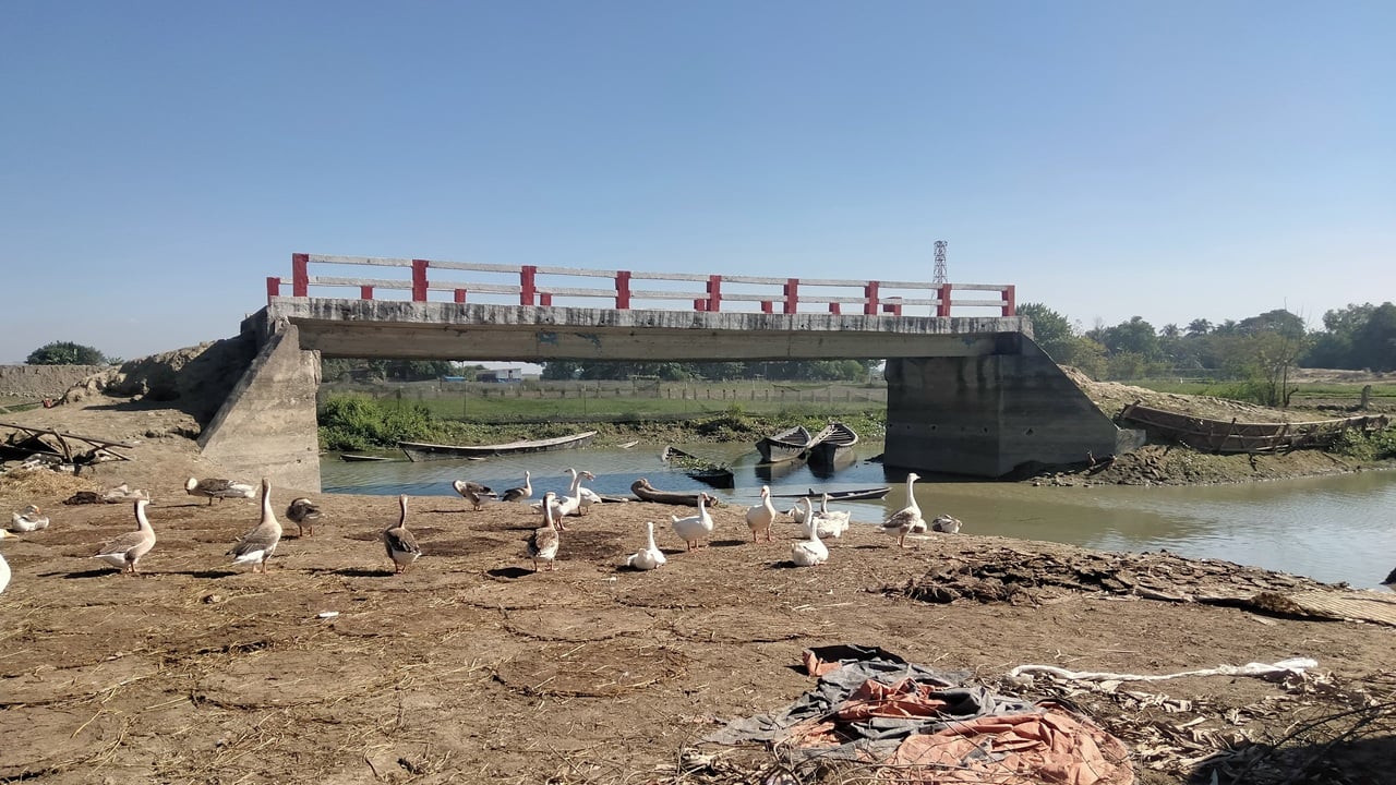 অষ্টগ্রামে রাস্তা ছাড়াই ‘ভূতুড়ে’ সেতুতে চরম জনভোগান্তি