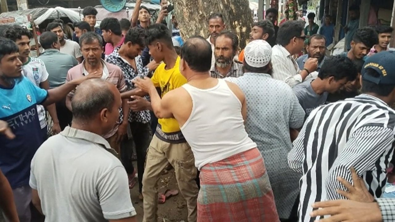 নীলফামারীতে সড়ক অবরোধ, টোল আদায়কারীকে গণধোলাই