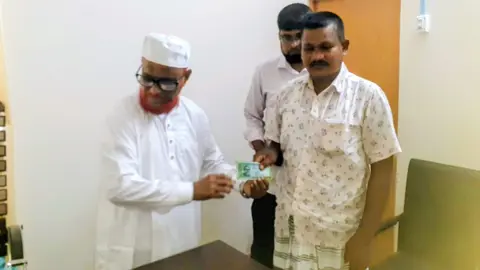 তারাগঞ্জে ৬৫ পূজামণ্ডপে চাল বিতরণ করলেন এটিএম আজহারুল ইসলাম