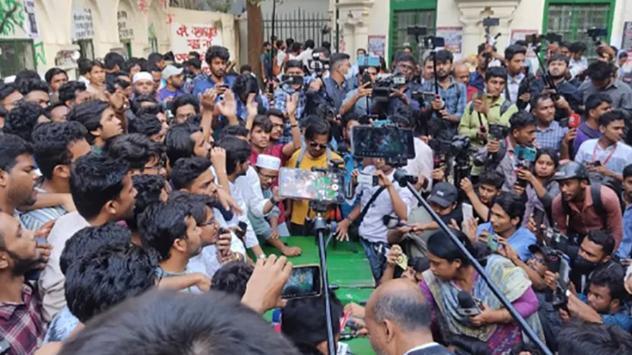 হাতাহাতির মাঝেই 'বাংলাদেশ গণতান্ত্রিক ছাত্র সংসদ'-এর আত্মপ্রকাশ