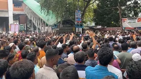 প্রেসক্লাবের সামনে অটোরিকশা চালকদের বিক্ষোভ