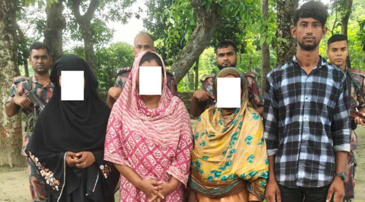 মহেশপুর সীমান্তে অবৈধভাবে প্রবেশকালে আটক ৪