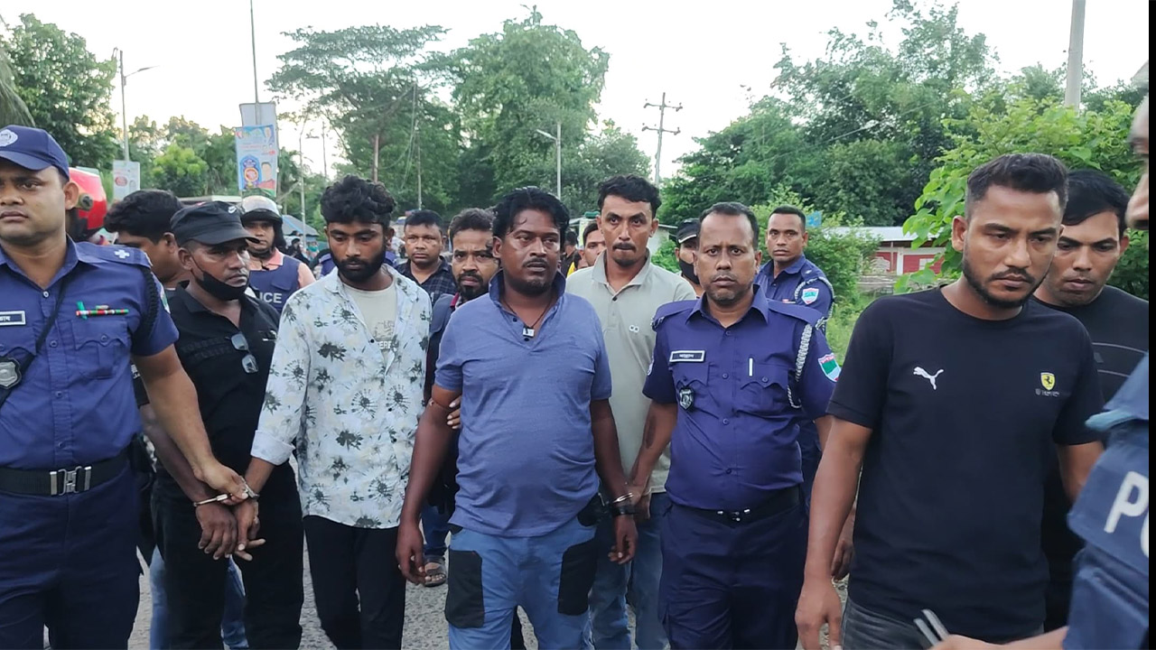 বাগেরহাটে চারটি বিদেশি পিস্তলসহ ১১ জন আটক