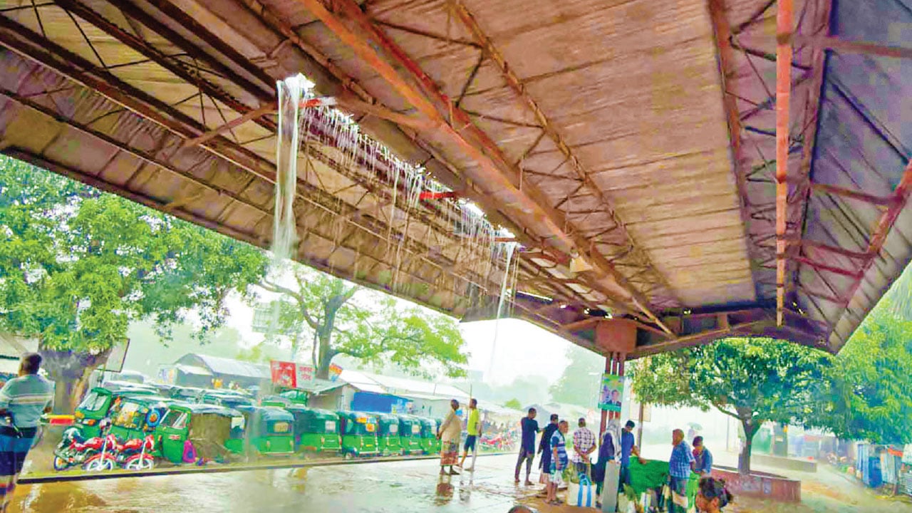 আহসানগঞ্জ রেলওয়ে প্ল্যাটফর্মে বৃষ্টি হলেই যাত্রীদের দুর্ভোগ