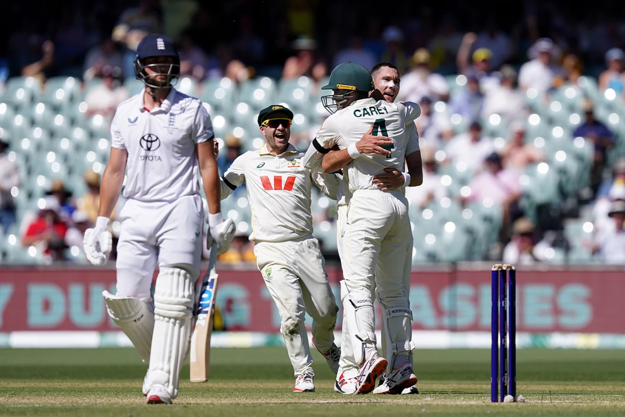 ব্যাটিং-বোলিংয়ে অ্যাডিলেডে ছড়ি ঘুরাচ্ছে অস্ট্রেলিয়া