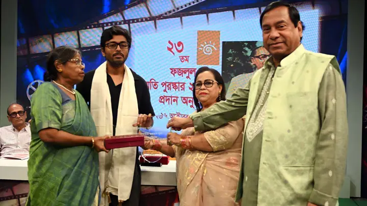 ফজলুল হক স্মৃতি পুরস্কার পেলেন মাহমুদা চৌধুরী ও মেজবাউর রহমান সুমন