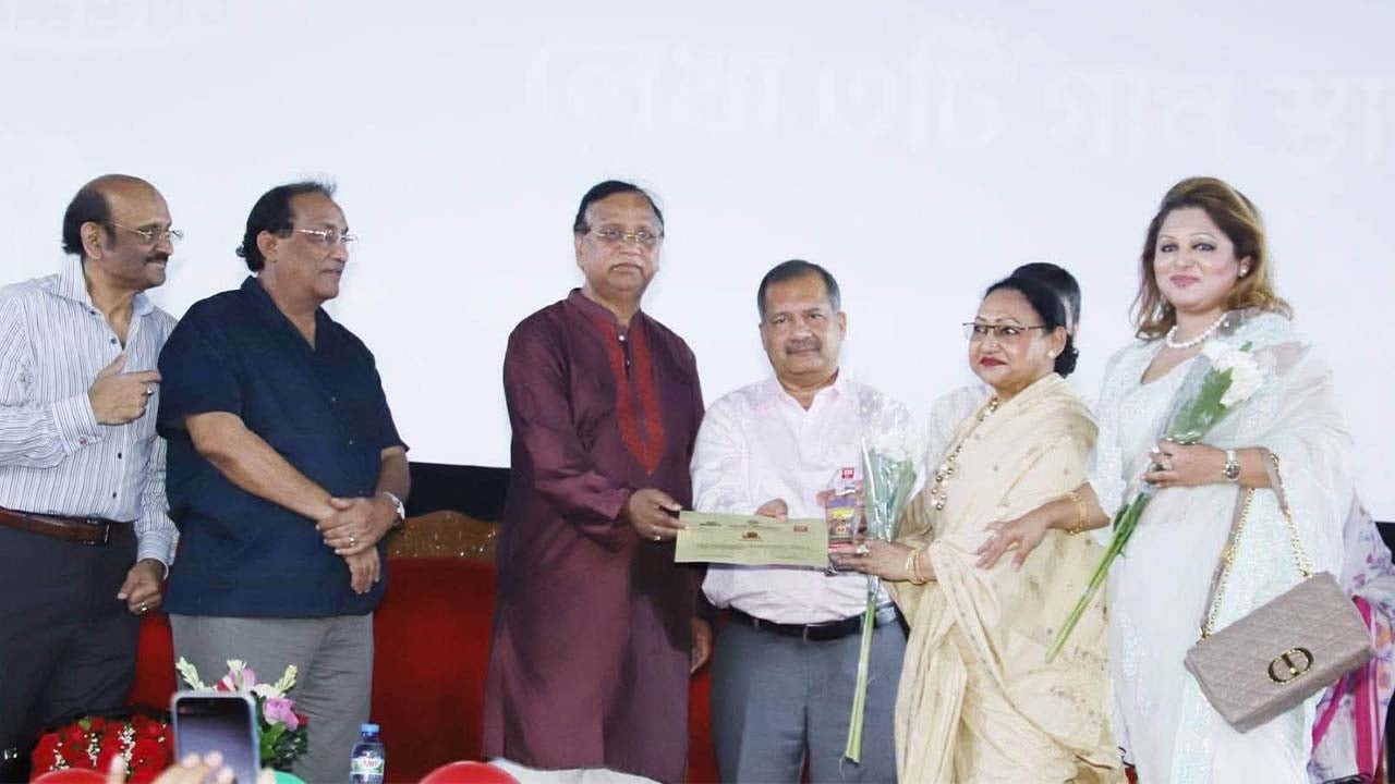 ঢাকাই চলচ্চিত্রের ৫৮ গুণীজন ও ৩ সিনেমা হলকে সম্মাননা 