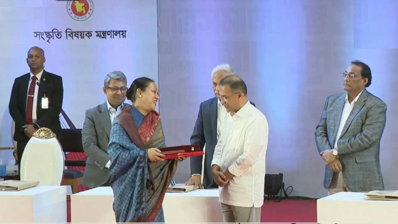 আইয়ুব বাচ্চুর একুশে পদক গ্রহণ করে স্ত্রীর আবেগী বার্তা