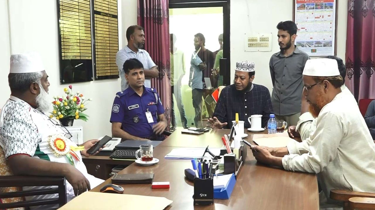 কুষ্টিয়া সরকারি কলেজে এমপি আমির হামজাকে ঘিরে ভুয়া ভুয়া স্লোগান