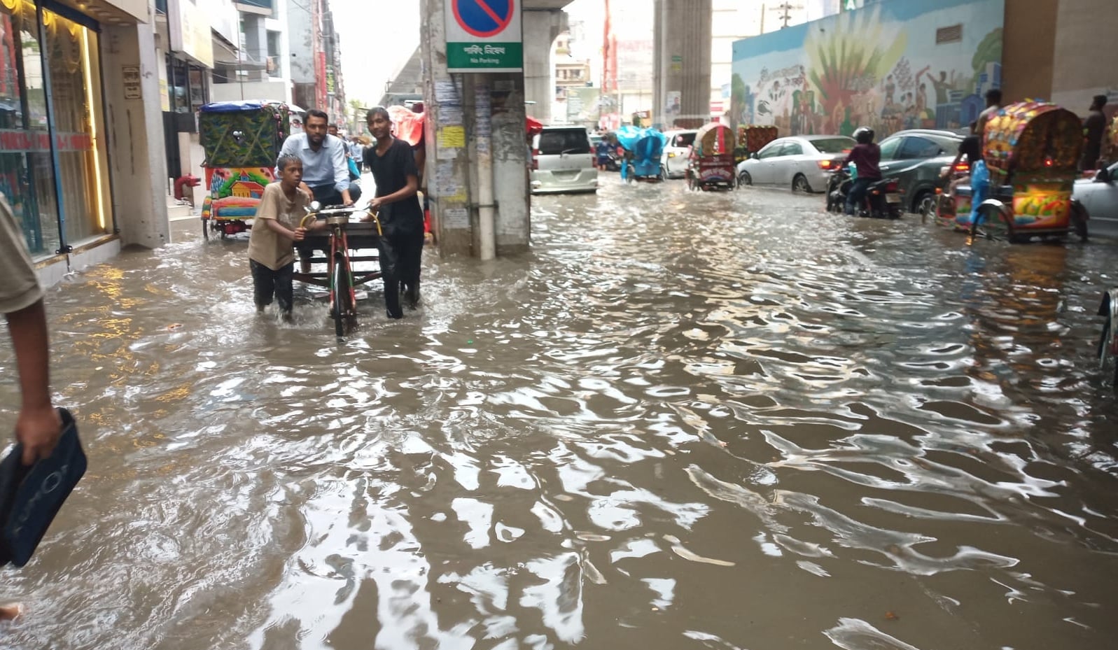 আধা ঘণ্টার বৃষ্টিতেই তলিয়ে গেল রাজধানীর অধিকাংশ সড়ক