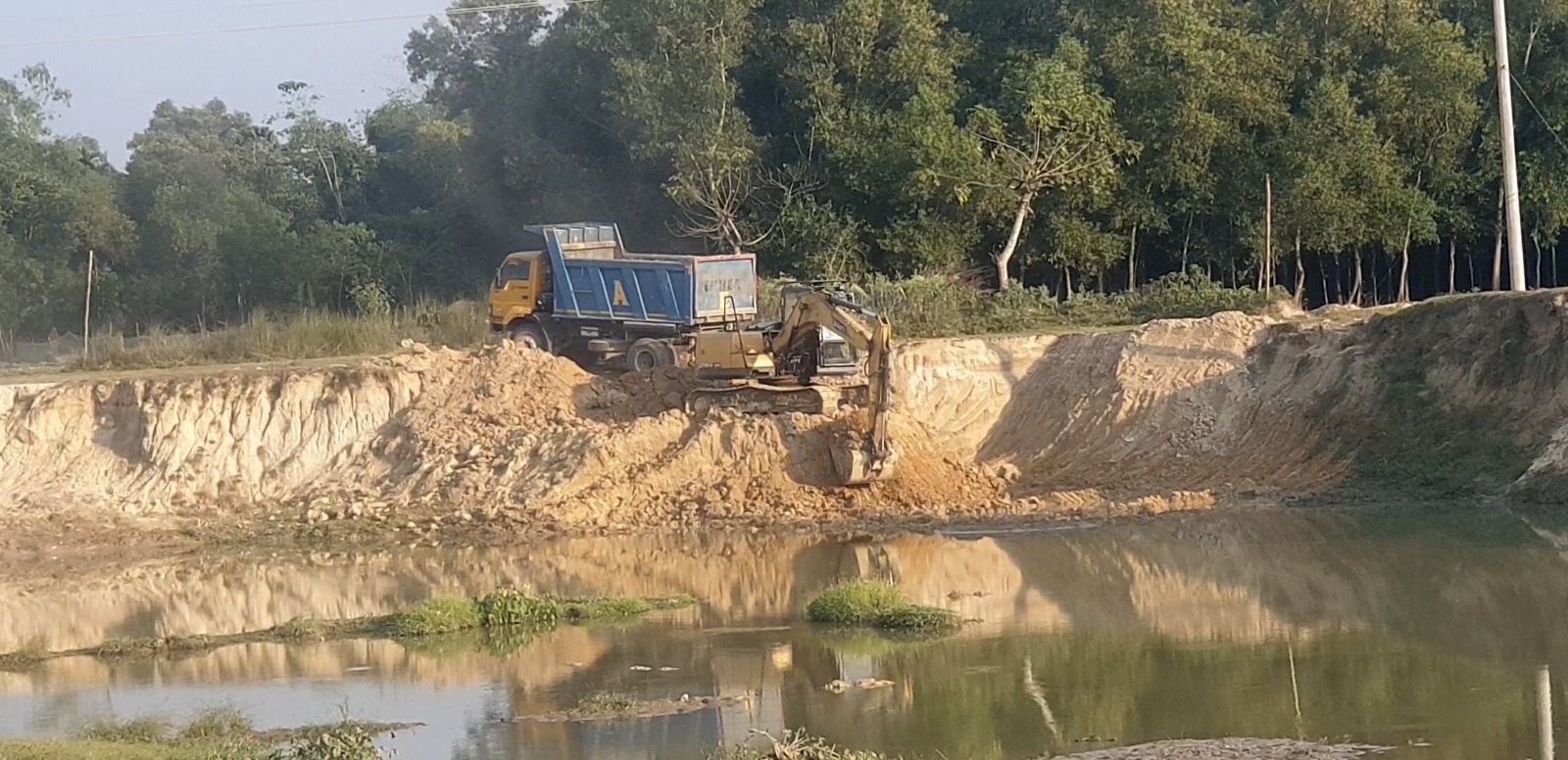 আত্মগোপনে থেকেও ক্ষমতার দাপটে অনুমতি ছাড়াই কাটা হচ্ছে মাটি-বালু!
