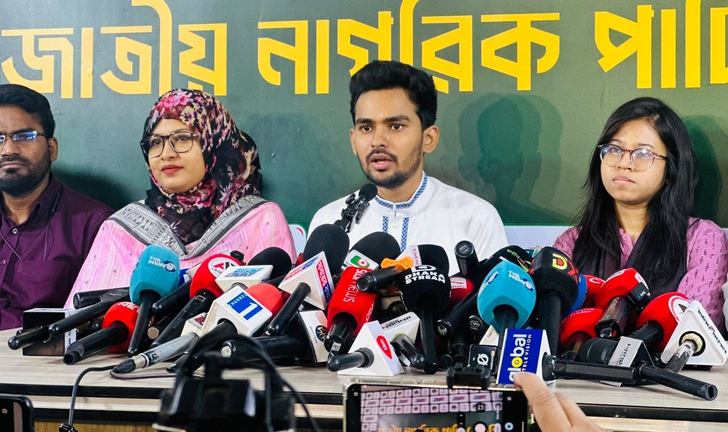 আসিফ মাহমুদের ২ একাউন্টে ৯ লাখ ৮৮ হাজার, বাবার ৫ লাখ ৪৭ হাজার