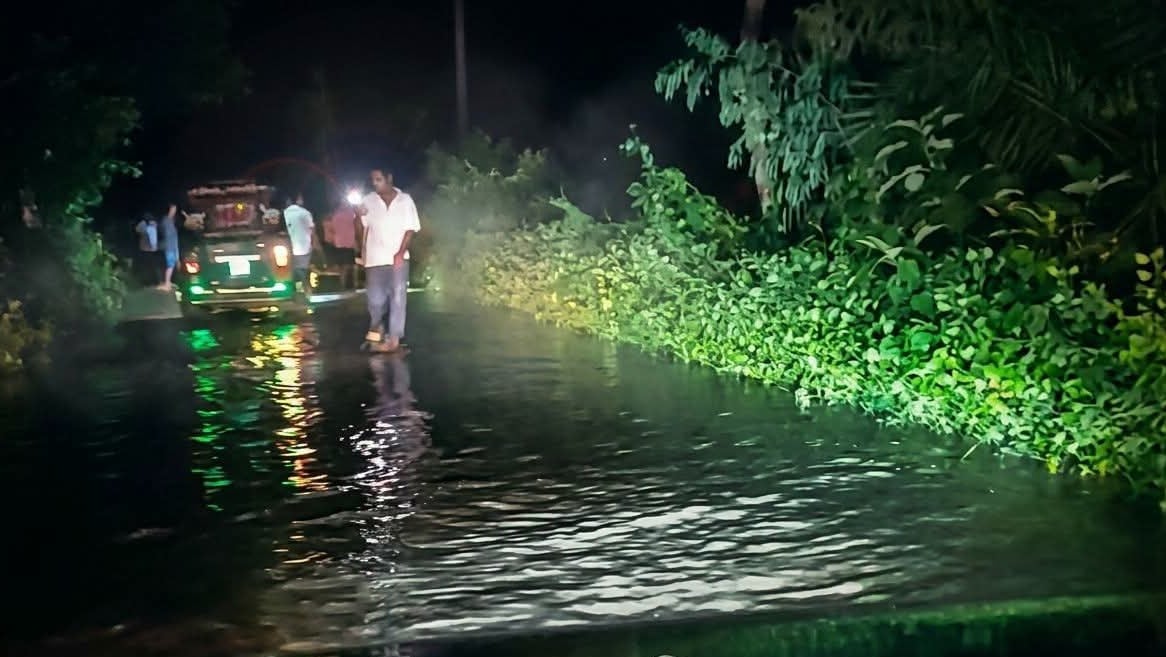 খোয়াই নদীর বাঁধ ভেঙে পানির নিচে ১৫ গ্রাম