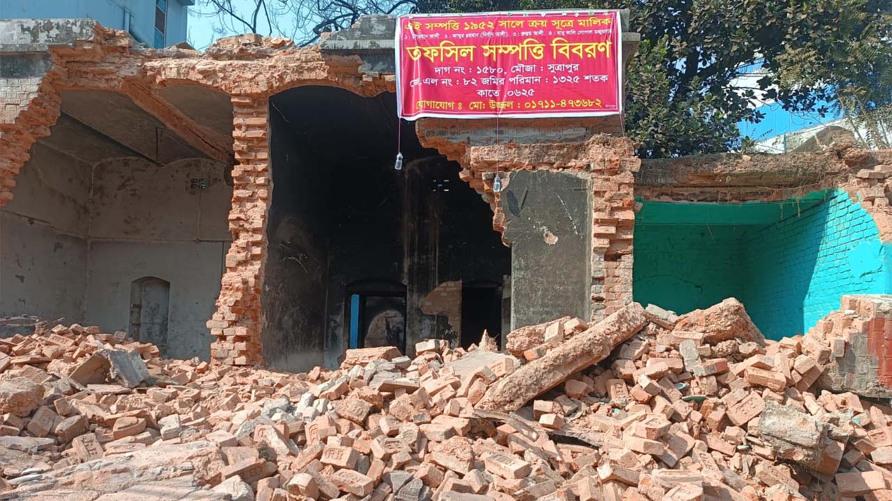 আ. লীগ কার্যালয় এখন ‘আবু জাহেল টয়লেট’