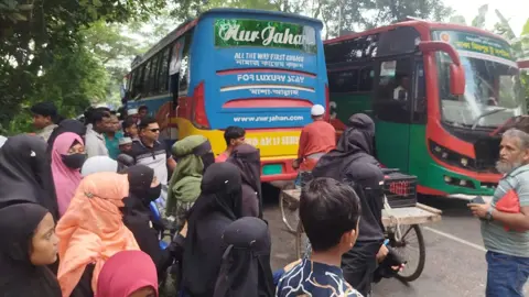 বাবুগঞ্জে বাসের ধাক্কায় মাদরাসা শিক্ষিকা নিহত, সড়ক অবরোধ করে শিক্ষার্থীদের বিক্ষোভ