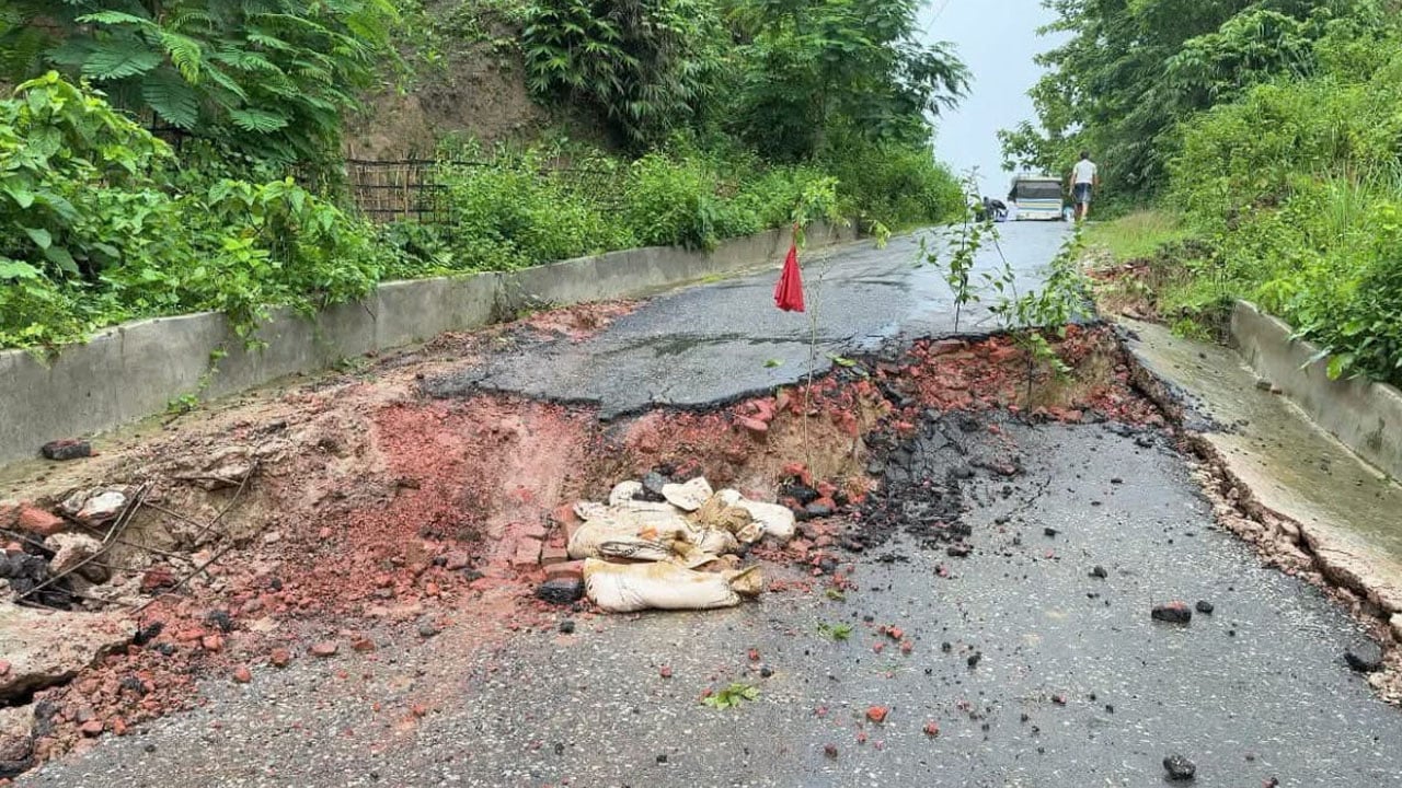 ৪ দিন ধরে বাঘাইছড়ির সঙ্গে সারা দেশের সড়ক যোগাযোগ বিচ্ছিন্ন