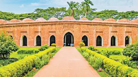 ঐতিহ্য হারাচ্ছে বাগেরহাটের ষাটগম্বুজ