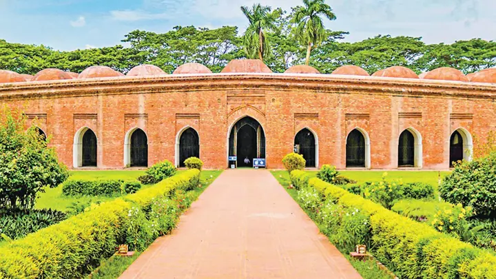 ঐতিহ্য হারাচ্ছে বাগেরহাটের ষাটগম্বুজ