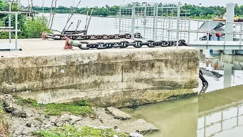 দখল-দূষণে অস্তিত্ব সংকটে বাগেরহাটের ভৈরব নদ