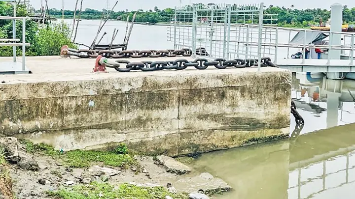 দখল-দূষণে অস্তিত্ব সংকটে বাগেরহাটের ভৈরব নদ