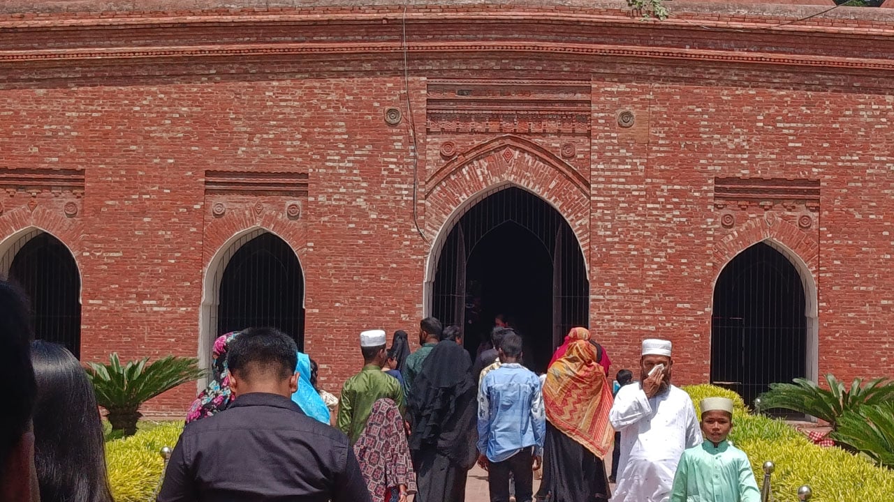 ষাটগম্বুজ মসজিদ ও খান জাহানের মাজারে দর্শনার্থীদের ভিড়