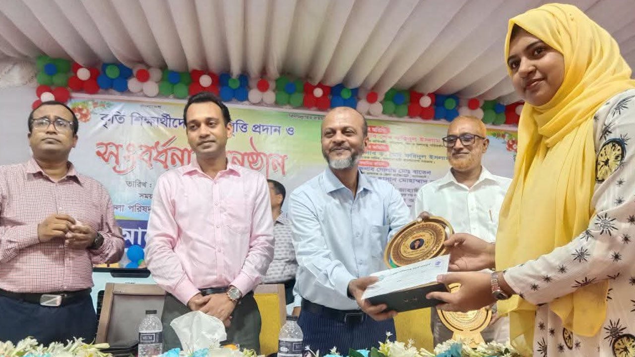 বাগেরহাটে জেলা পরিষদের বৃত্তি ও সংবর্ধনা পেলো ৪১৮ শিক্ষার্থী