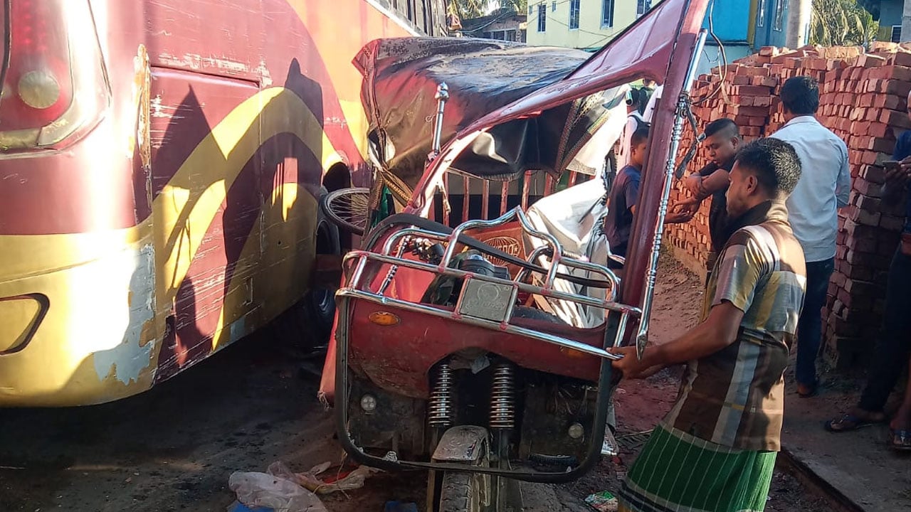 শরণখোলায় বাসের ধাক্কায় অটোভ্যান চালক নিহত 