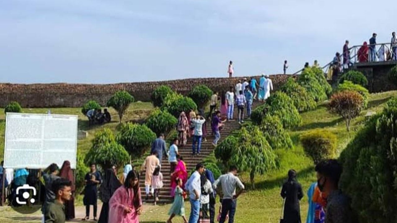 বগুড়ার বিনোদনকেন্দ্রে উপচেপড়া ভিড়