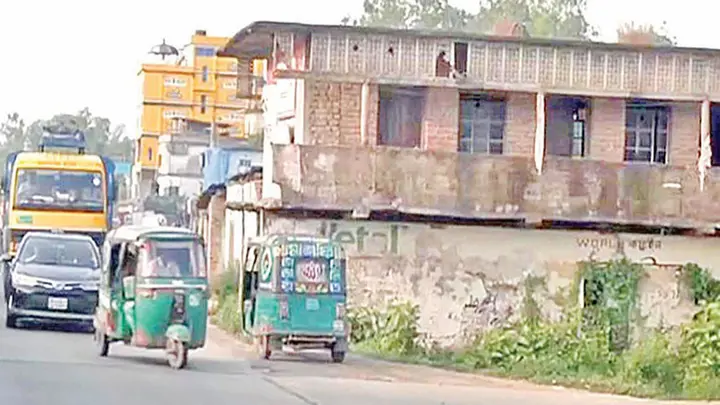 কাগজ-কলমে জমি অধিগ্রহণ হলেও বাস্তবে দখলবাণিজ্য