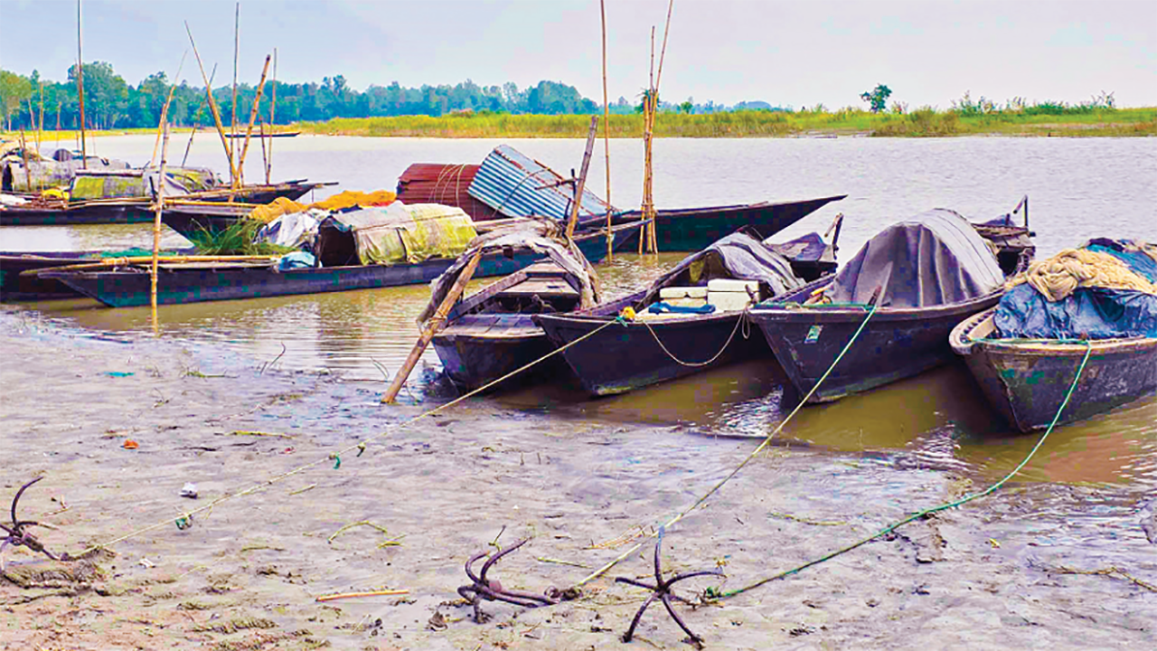 দাদনের জালে দুঃসহ জীবন যমুনাপাড়ের জেলেদের