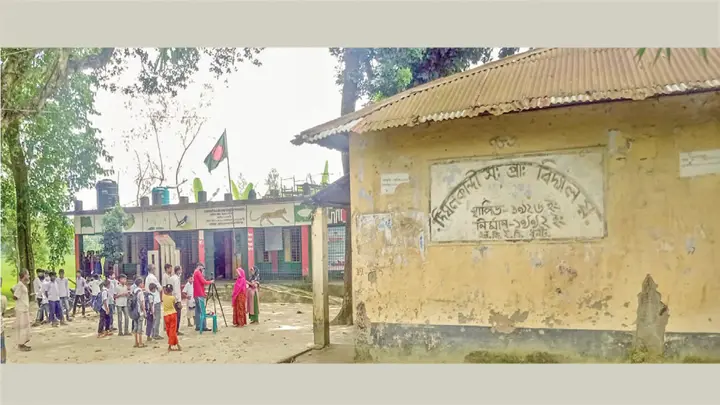 ধুনটে শতবর্ষী বিদ্যালয়ের বেহাল দশা, পাঠদান ব্যাহত