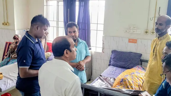 জনপ্রশাসন প্রতিমন্ত্রীর গাড়ির ধাক্কায় আহত বৃদ্ধার মৃত্যু