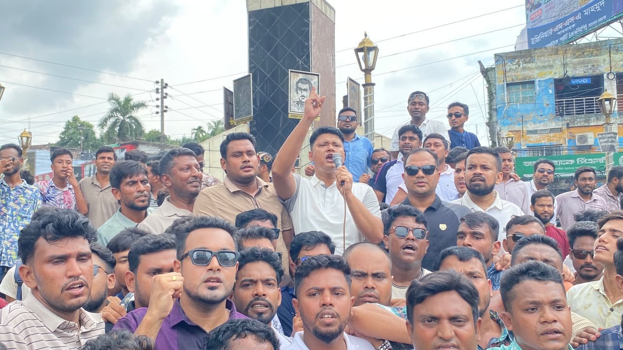 বগুড়ায় এনসিপি নেতাদের ব্যানারে আগুন দিয়ে ছাত্রদলের বিক্ষোভ

