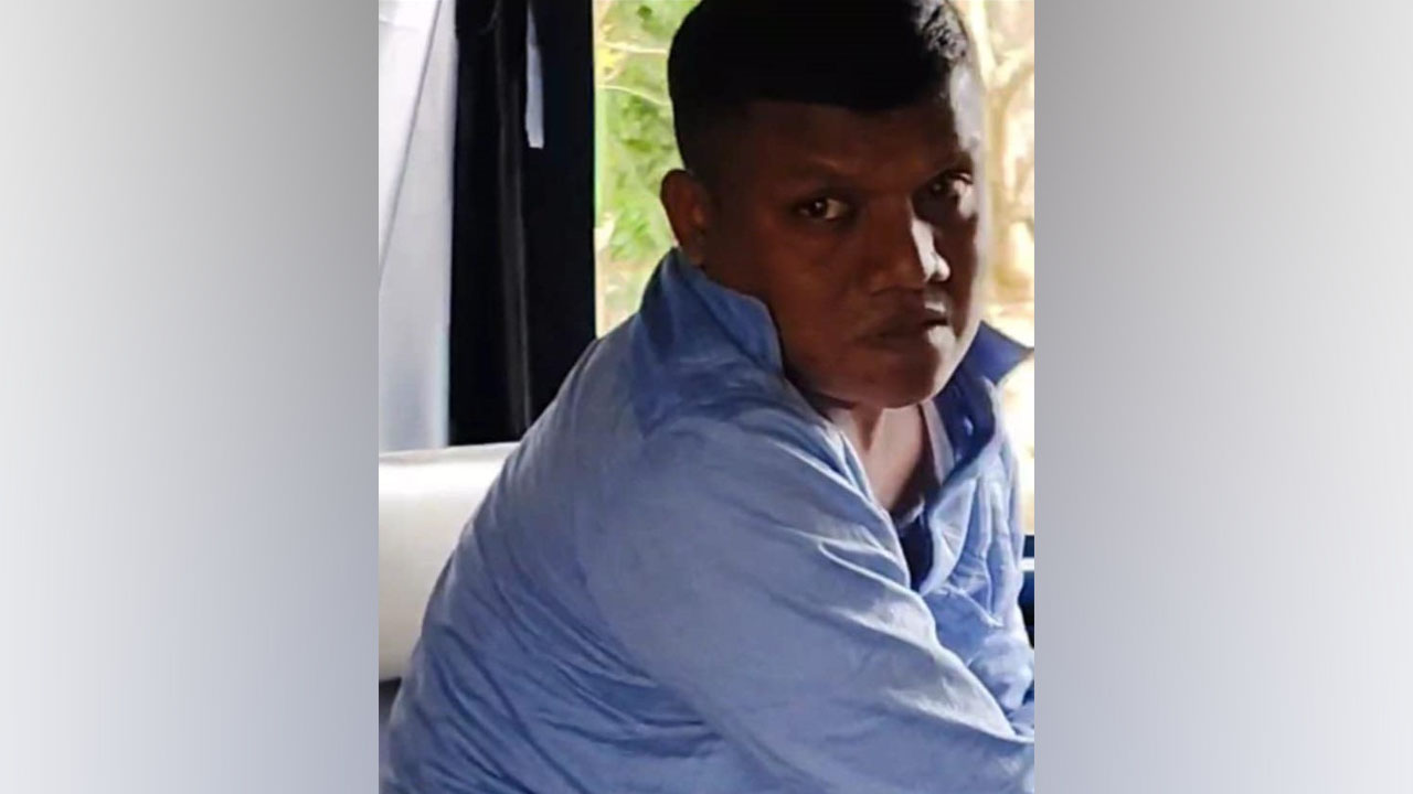 ধাওয়া করে ছাত্রলীগ নেতাকে পুলিশে দিলো বিএনপি নেতাকর্মীরা