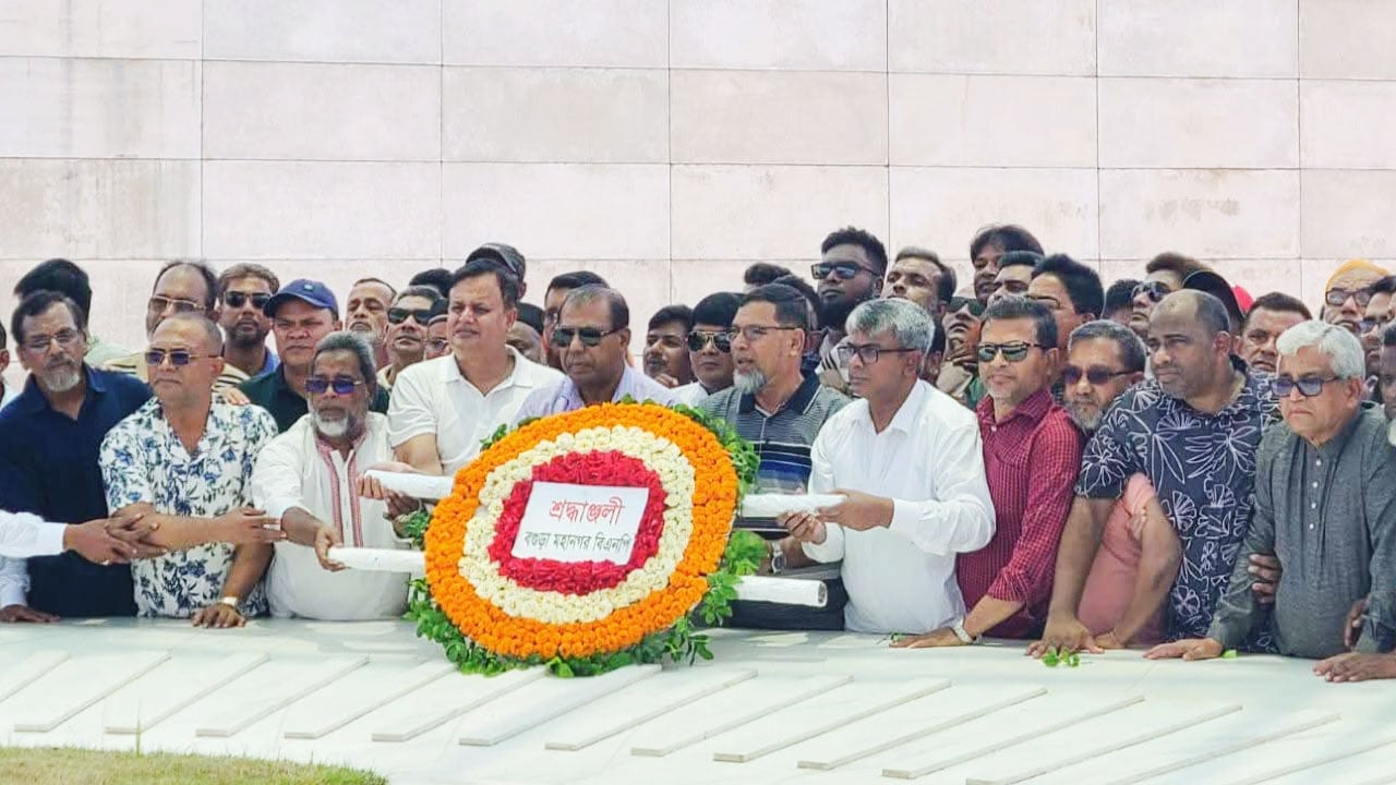 শহীদ জিয়া-খালেদার সমাধিতে বগুড়া মহানগর বিএনপির শ্রদ্ধা