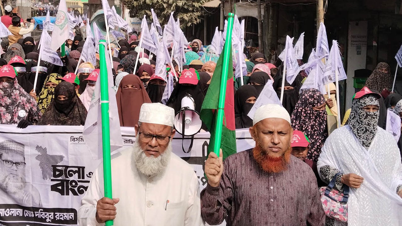 বগুড়া-৫ আসনে জামায়াত প্রার্থীর পক্ষে নারীদের মিছিল