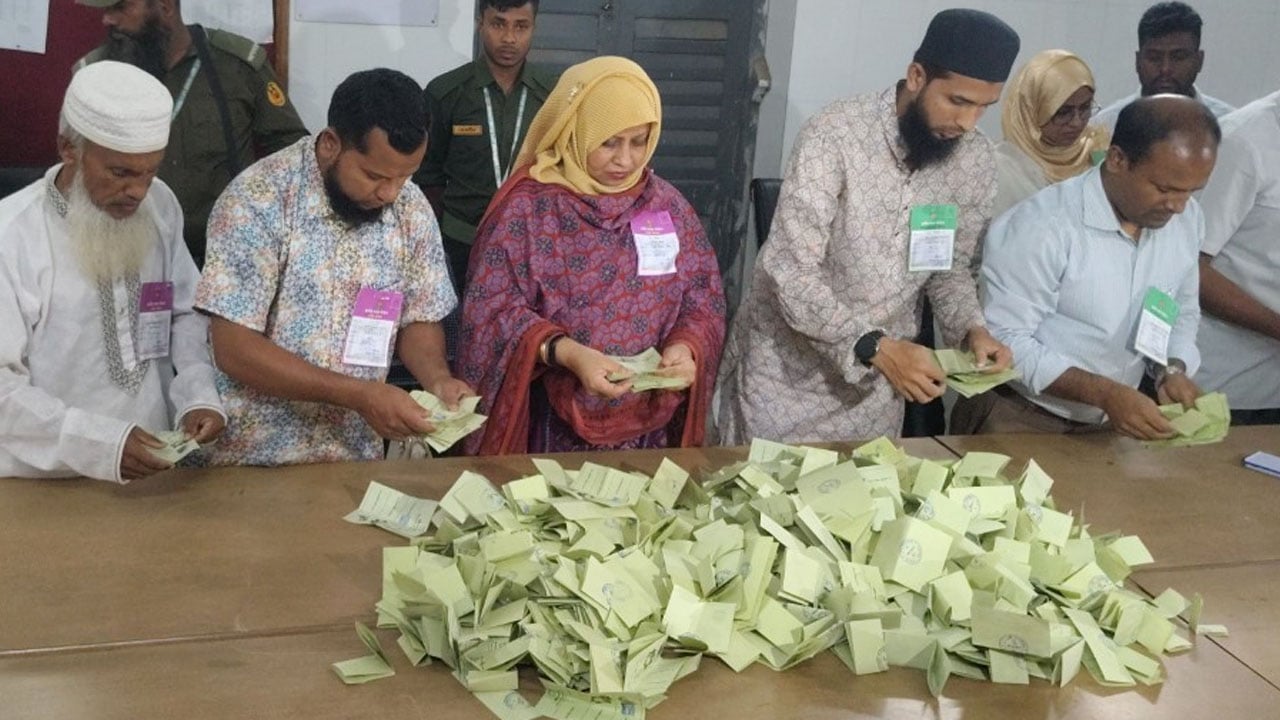 বগুড়ায় উপনির্বাচনে ভোটগ্রহণ শেষে চলছে গণনা