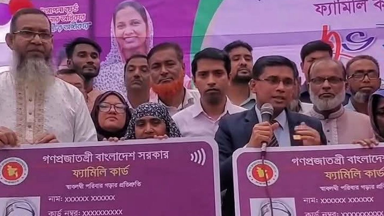 বগুড়ায় ৪৯৬ নারী পেলেন ফ্যামিলি কার্ড