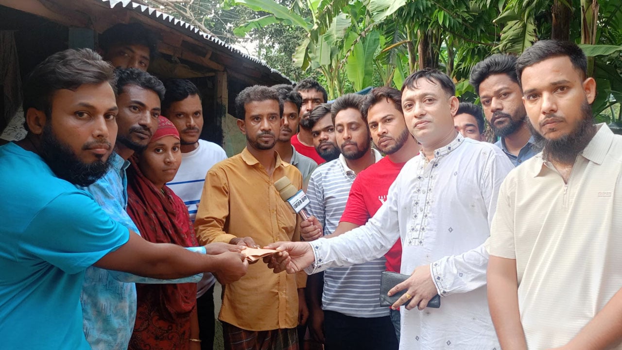 প্রধানমন্ত্রী উপহার পেয়ে আবেগাপ্লুত বগুড়ার রফিকুল দম্পতি