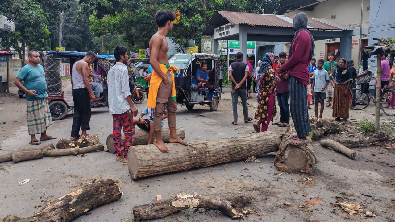 বগুড়ায় যুবককে পিটিয়ে ও রগ কেটে হত্যা, এলাকাবাসীর সড়ক অবরোধ