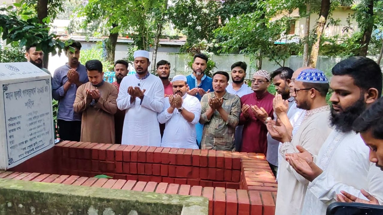 বগুড়ায় জুলাই শহীদদের কবর জিয়ারত নাসিরুদ্দিন পাটোয়ারী-সারজিসের