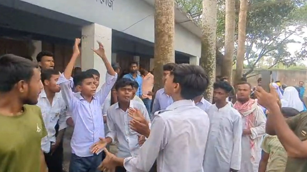 কলেজে পলাতক অধ্যক্ষ আসায় মোটরসাইকেলে আগুন ও সড়ক অবরোধ