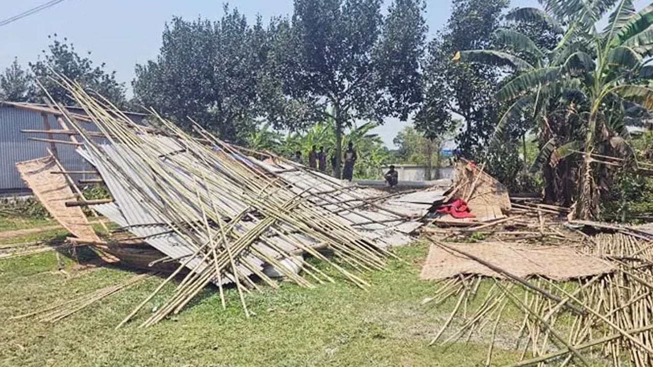 কালবৈশাখী ঝড়ে ভেঙে পড়া বটগাছের চাপায় পড়ে মুদি দোকানির মৃত্যু