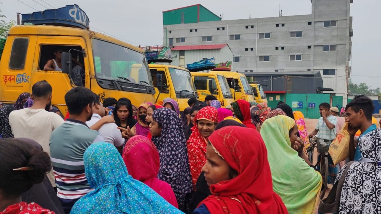 বগুড়ায় শ্রমিকদের সড়ক অবরোধ