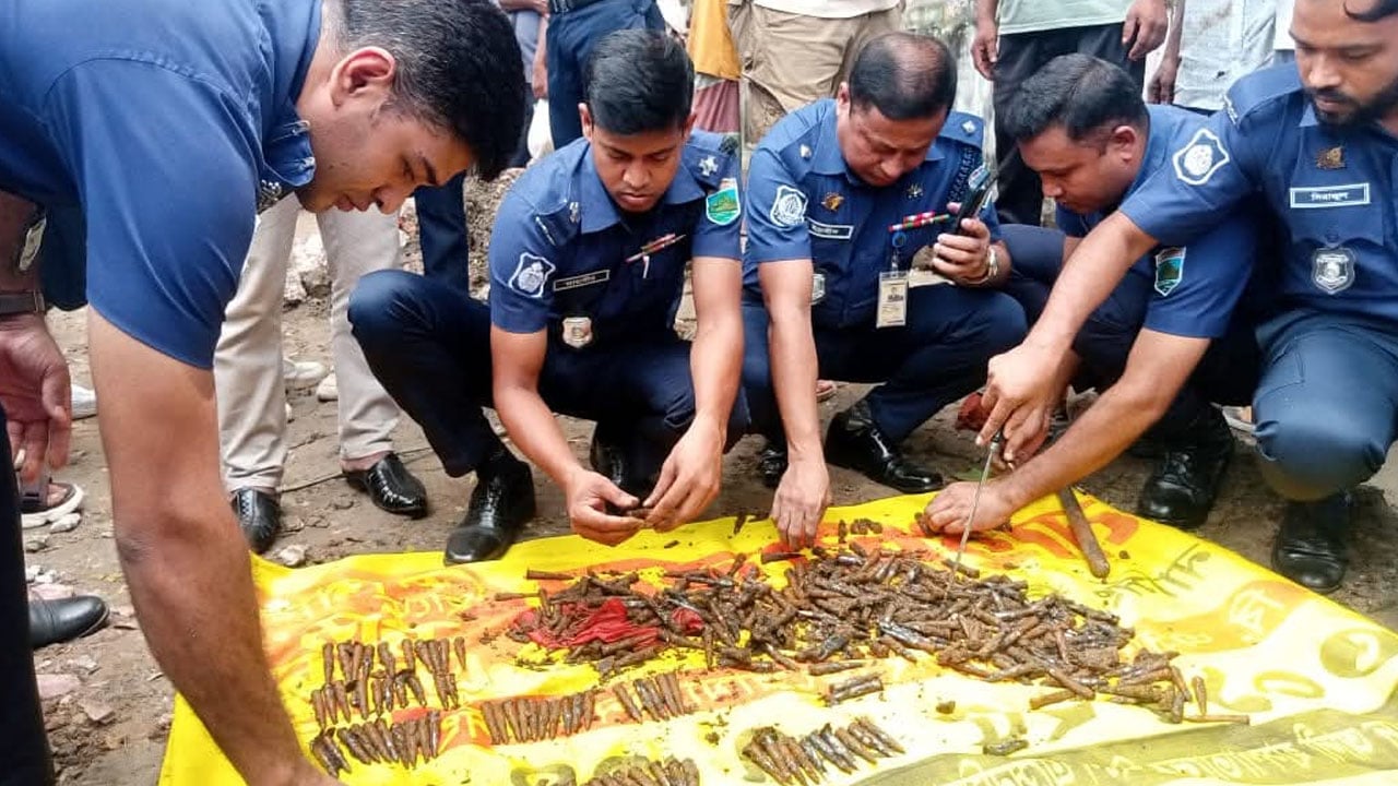 বগুড়ায় নির্মাণাধীন ড্রেন থেকে উদ্ধার ৩৩৪ রাউন্ড গুলি