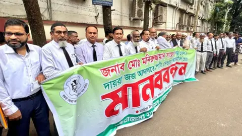 বগুড়ায় এজলাসে আইনজীবীদের হাতাহাতি, আদালত বর্জন