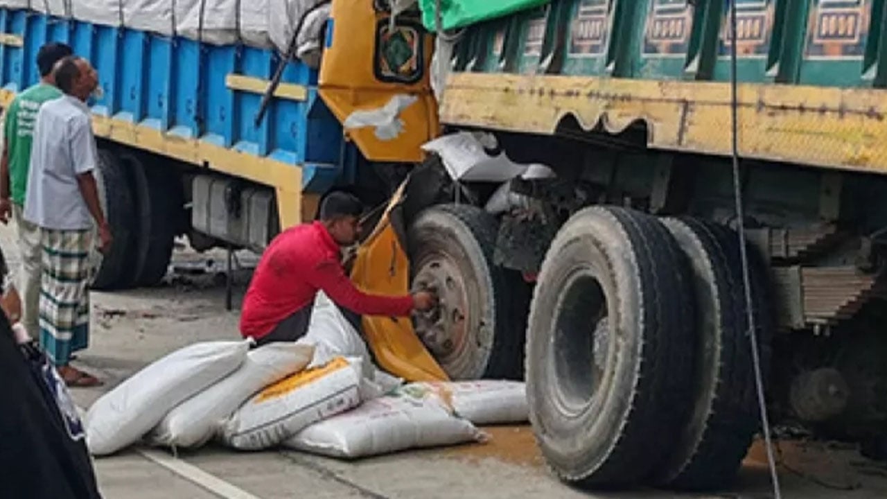 বগুড়ায় দাঁড়িয়ে থাকা ট্রাকে আরেক ট্রাকের ধাক্কা, নিহত ২